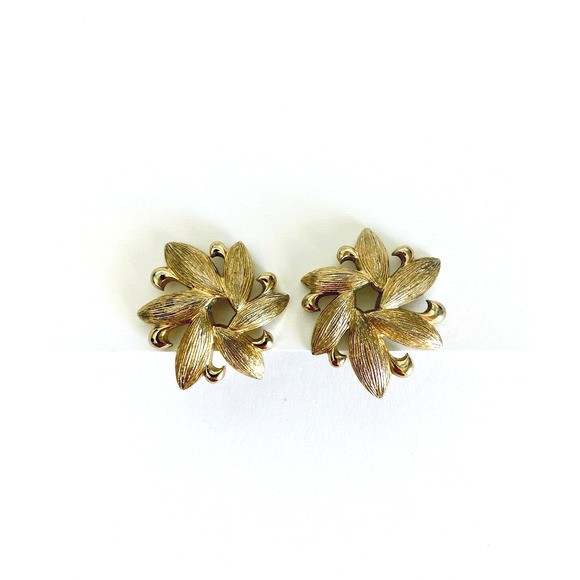 VTG Monet Floral Gold Clip On Earrings - Picture 1 of 5